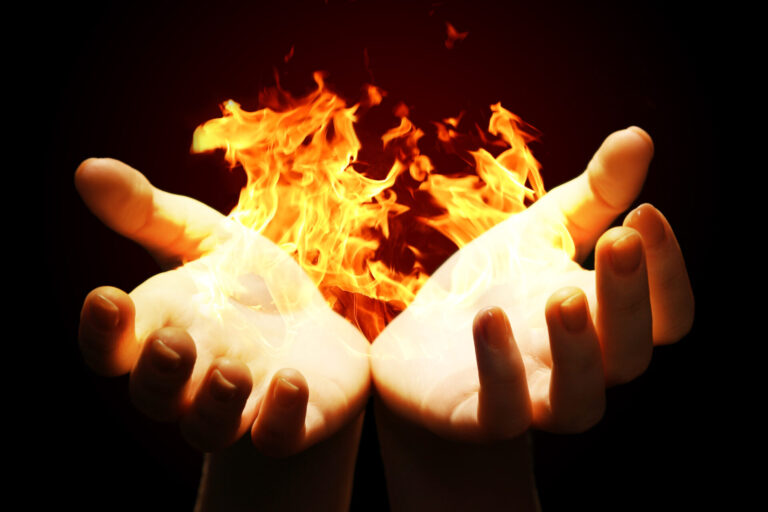 Hände mit Feuer